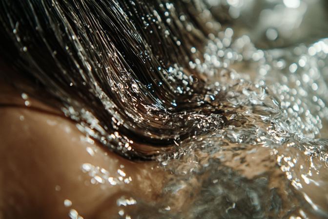 eli_astrateg_Close-up_of_a_female_hairstylist_rinsing_the_cli_43bbea20-a45a-44f9-9b6f-6ea4d8d2b72f_1